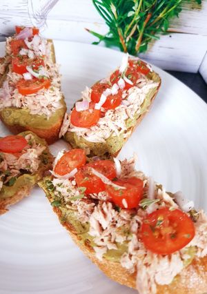 Une photo de Toasts crème d'avocat 🥑 et thon 😋