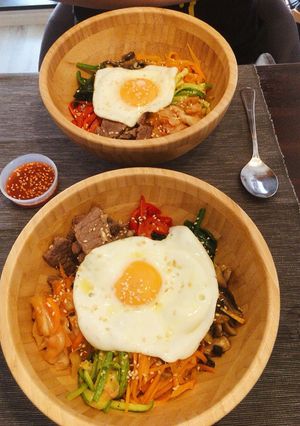 Hình của món Bibimbap cơm trộn Hàn.