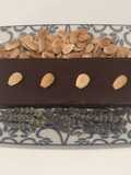 Turrón de chocolate negro y aromas florales con almendras tostadas