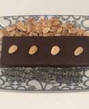Turrón de chocolate negro y aromas florales con almendras tostadas