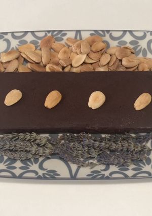 Una foto de Turrón de chocolate negro y aromas florales con almendras tostadas