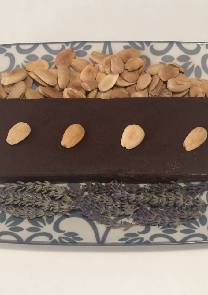 Una foto de Turrón de chocolate negro y aromas florales con almendras tostadas
