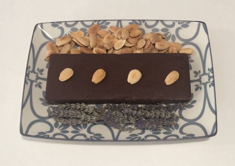 Turrón de chocolate negro y aromas florales con almendras tostadas