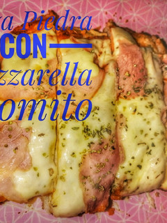 Una foto de Pizza muzzarella con lomito