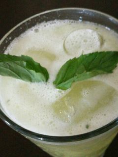 Una foto de Agua fresca o frappé de piña y hierbabuena😋