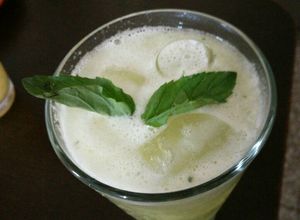 Una foto de Agua fresca o frappé de piña y hierbabuena😋