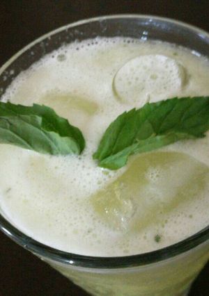 Una foto de Agua fresca o frappé de piña y hierbabuena😋