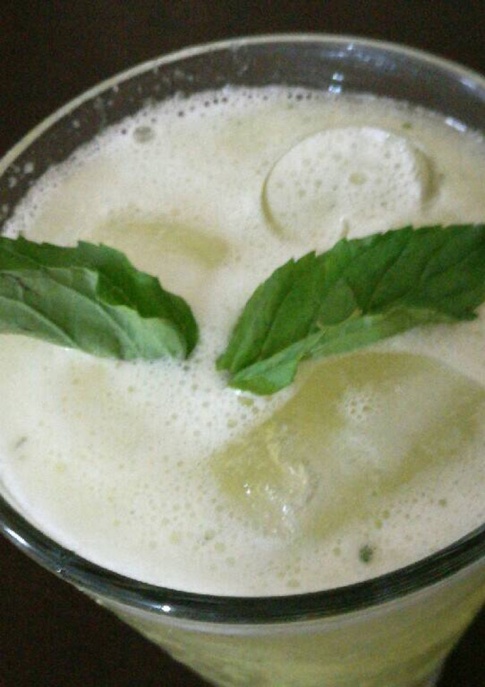Una foto de Agua fresca o frappé de piña y hierbabuena😋