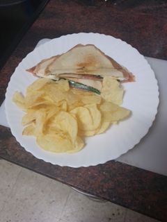 Una foto de Sándwich de jamón serrano, queso de cabra, espinacas y huevo duro