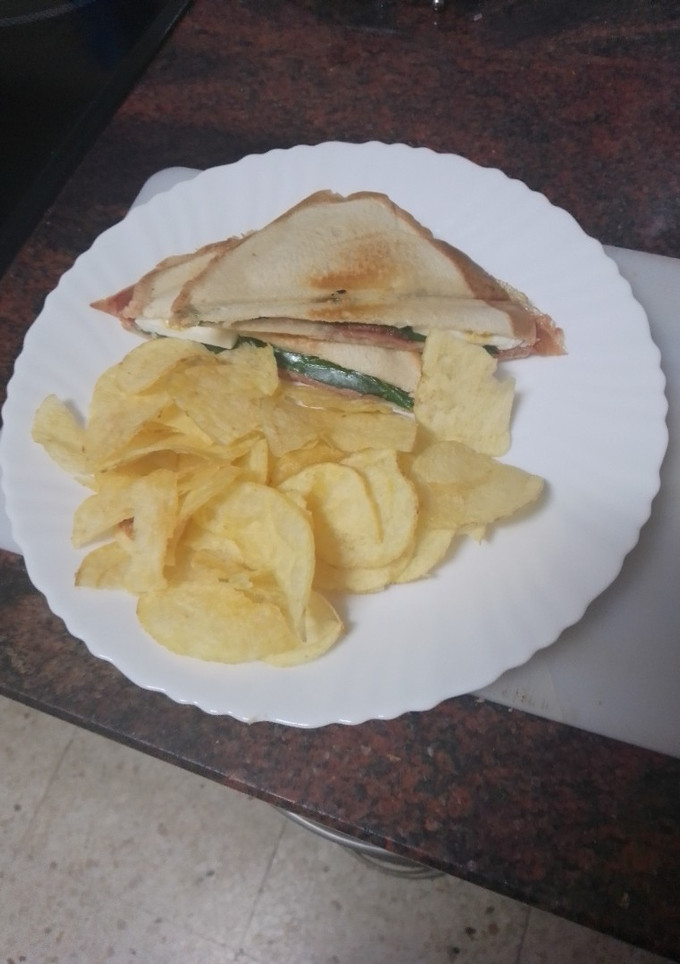 Una foto de Sándwich de jamón serrano, queso de cabra, espinacas y huevo duro