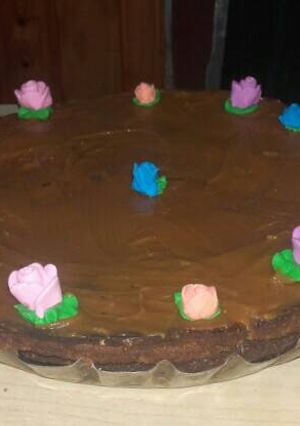 Una foto de Torta de vainilla decorada 🌷