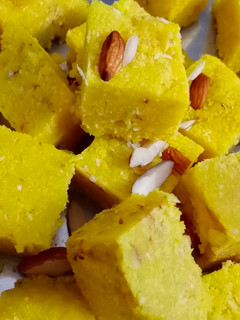 सूखे नारियल (गोले) की बर्फी (Sookhe nariyal (Gole) ki barfi Recipe in Hindi) रेसिपी मुख्य फोटो