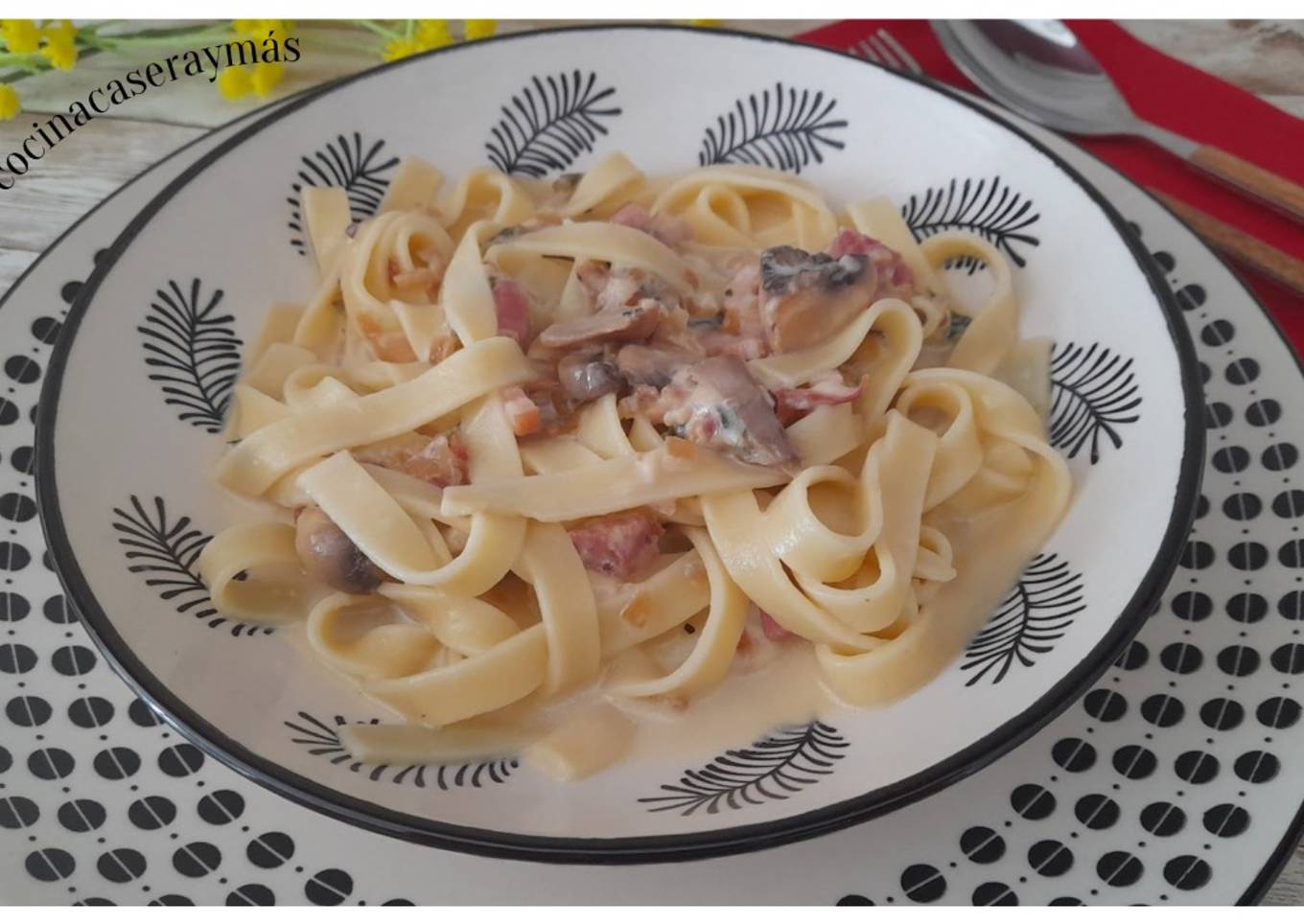 Pasta con setas y bacón