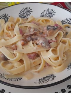 Una foto de Pasta con setas y bacón