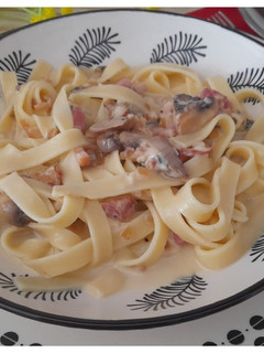 Una foto de Pasta con setas y bacón