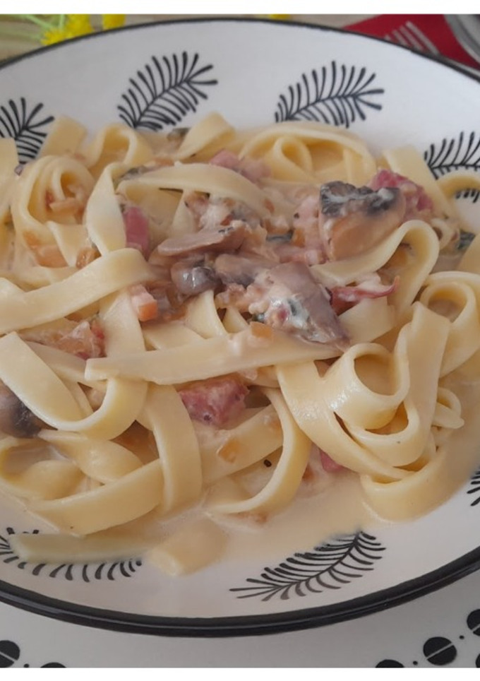 Una foto de Pasta con setas y bacón