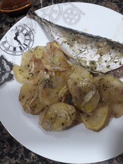 Una foto de Jurel al horno con patatas