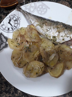 Una foto de Jurel al horno con patatas