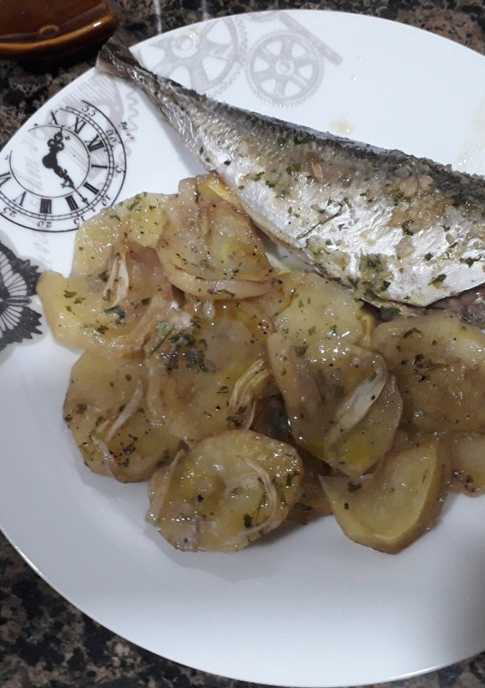 Una foto de Jurel al horno con patatas