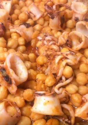 Una foto de Garbanzos con calamares de playa