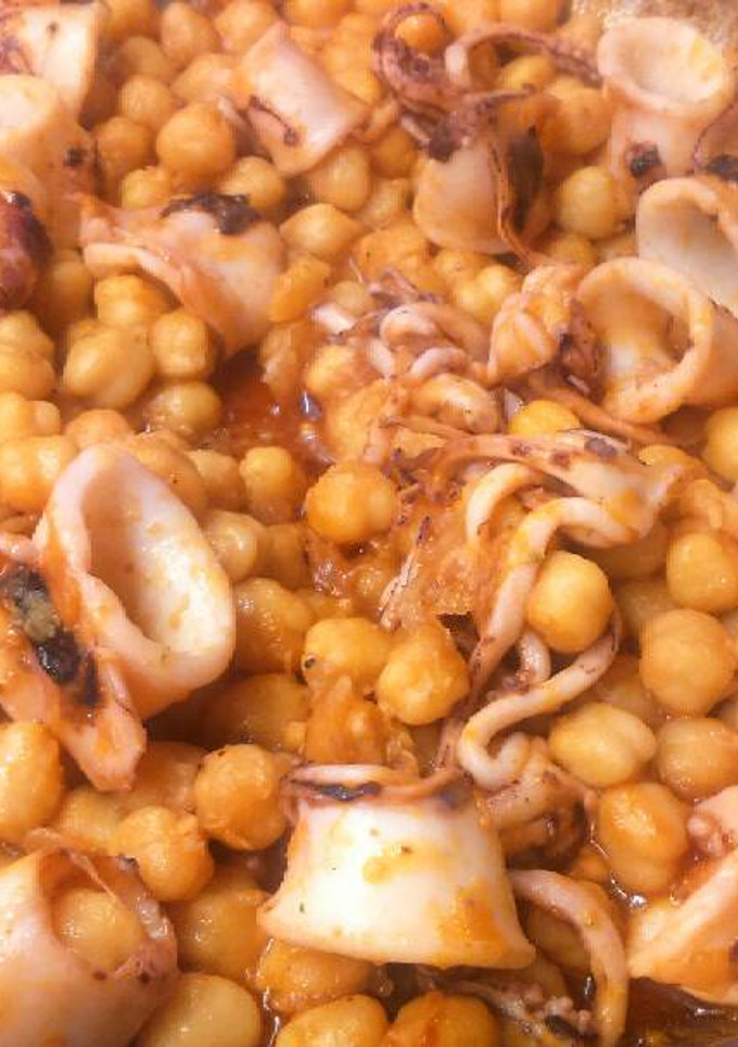 Una foto de Garbanzos con calamares de playa