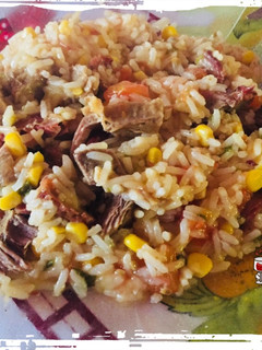 Una foto de Guiso de arroz 🍛 con asadito que quedó de la noche 😋