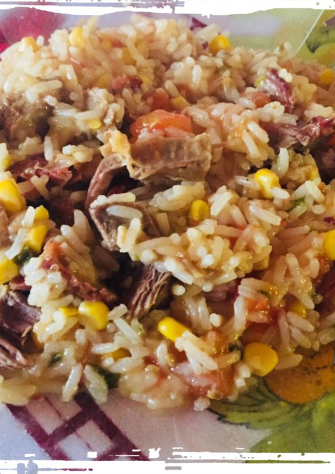 Una foto de Guiso de arroz 🍛 con asadito que quedó de la noche 😋