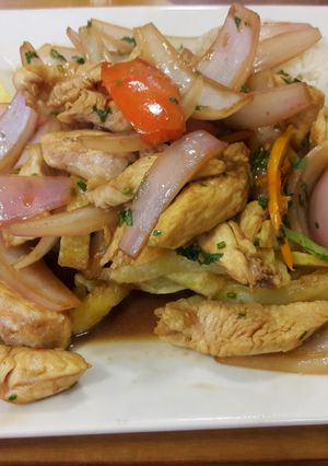 Una foto de POLLO SALTADO 😋