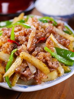 A picture of Stir-Fried Pork and Potatoes with Oyster Sauce and Black Pepper.