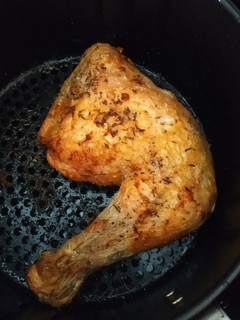 Una foto de Muslo de pollo en freidora sin aceite
