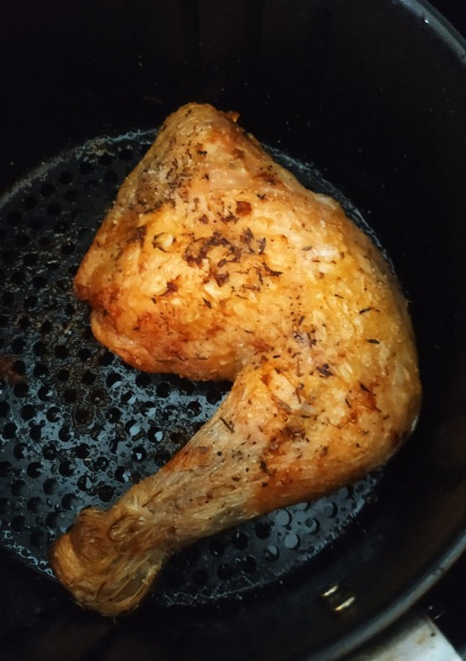 Una foto de Muslo de pollo en freidora sin aceite
