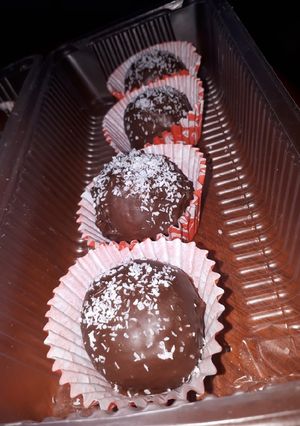 Una foto de 🍬Bombones de coco🥥 y chocolate 🍫