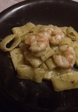 Foto di Calamarata con gamberi, pesto di pistacchi e scorza di limone