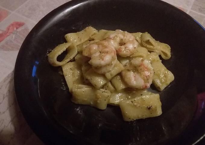 Calamarata con gamberi, pesto di pistacchi e scorza di limone