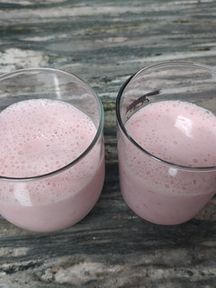 Una foto de Smoothie o batido de fresa y plátano