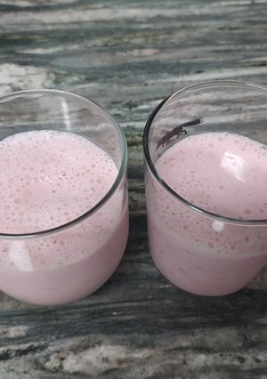 Una foto de Smoothie o batido de fresa y plátano