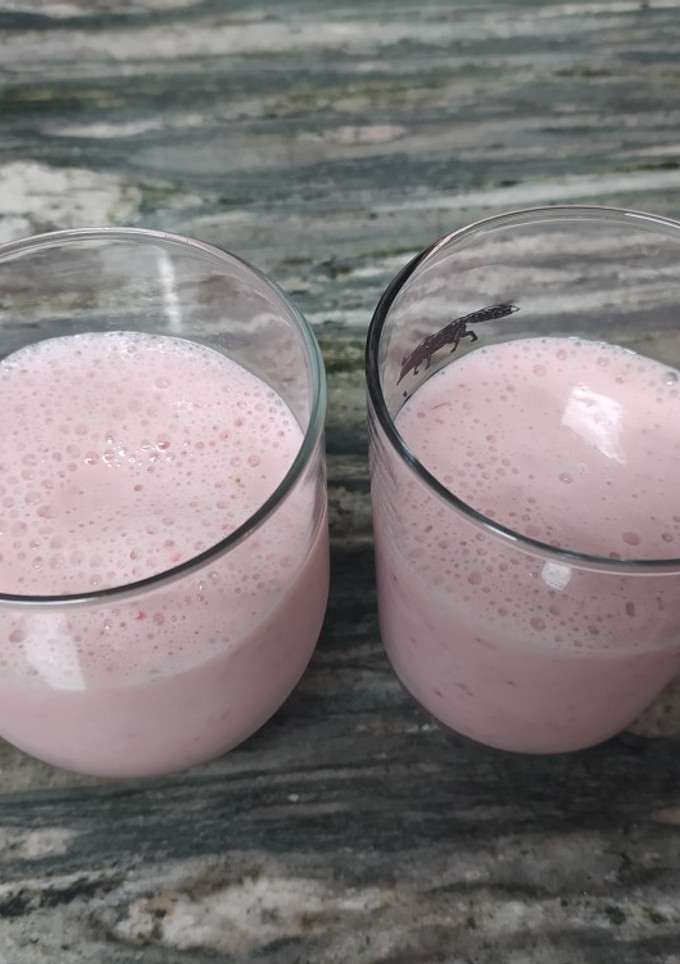 Una foto de Smoothie o batido de fresa y plátano