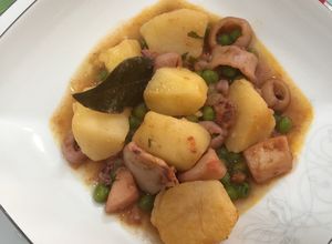 Foto principal de Calamares y sepia guisada con patatas🦑🐙