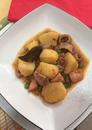 Una foto de Calamares y sepia guisada con patatas🦑🐙