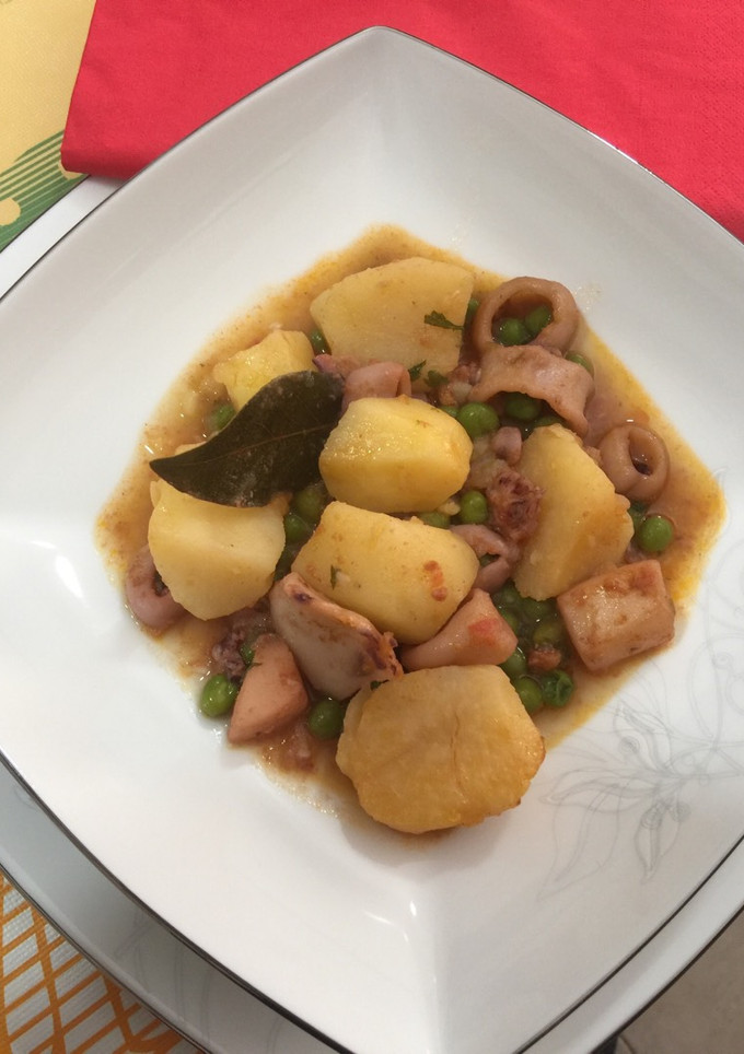 Una foto de Calamares y sepia guisada con patatas🦑🐙