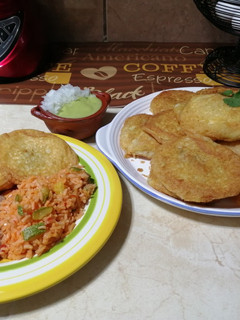 Una foto de Tortitas de papa rellenas de camarón