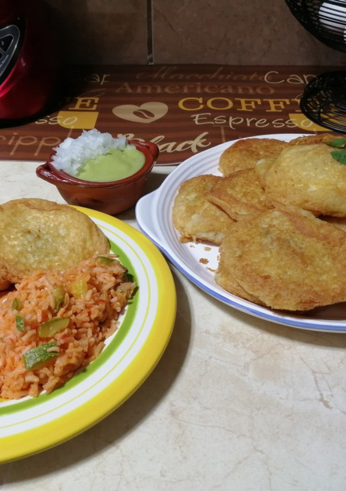 Una foto de Tortitas de papa rellenas de camarón