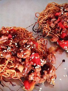 Una foto de Nido crujiente de fideo chino con ternera agridulce