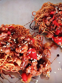 Una foto de Nido crujiente de fideo chino con ternera agridulce