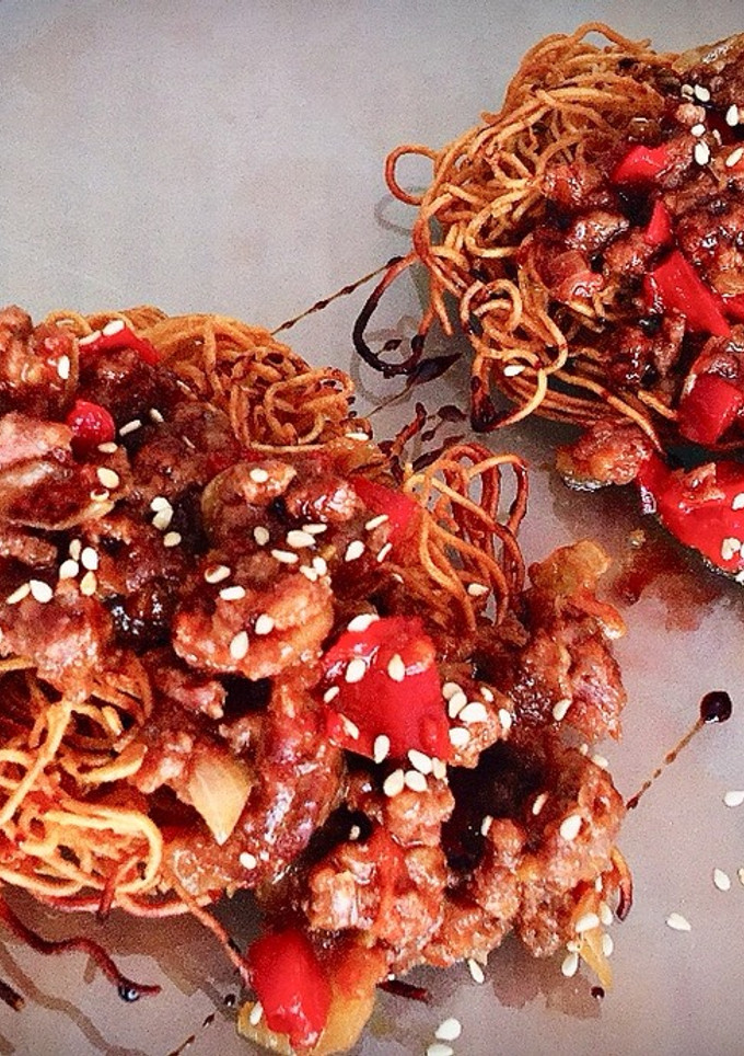 Una foto de Nido crujiente de fideo chino con ternera agridulce