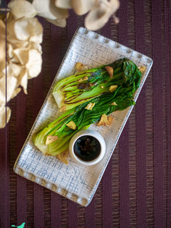 Una foto de Pak choi salteado al ajo y cayena