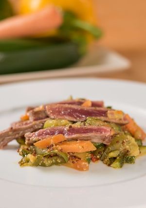 Una foto de Entrecot con verduras salteadas a la mostaza