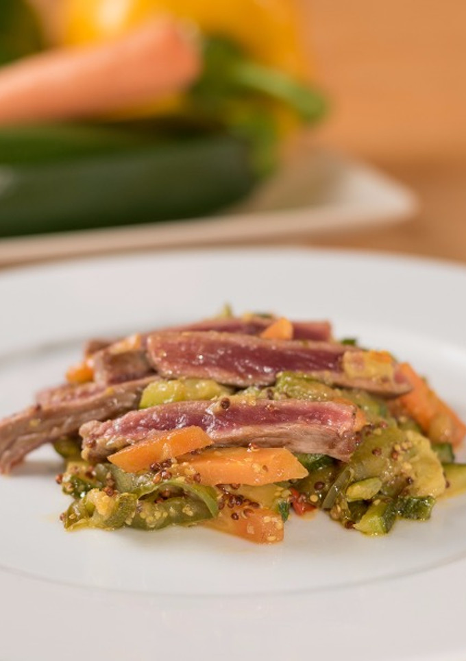 Una foto de Entrecot con verduras salteadas a la mostaza