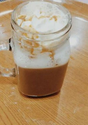 صورة لوصفة شراب ساخن بصوص الكراميل☕
