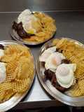 Bifes a caballo con papas rejillas